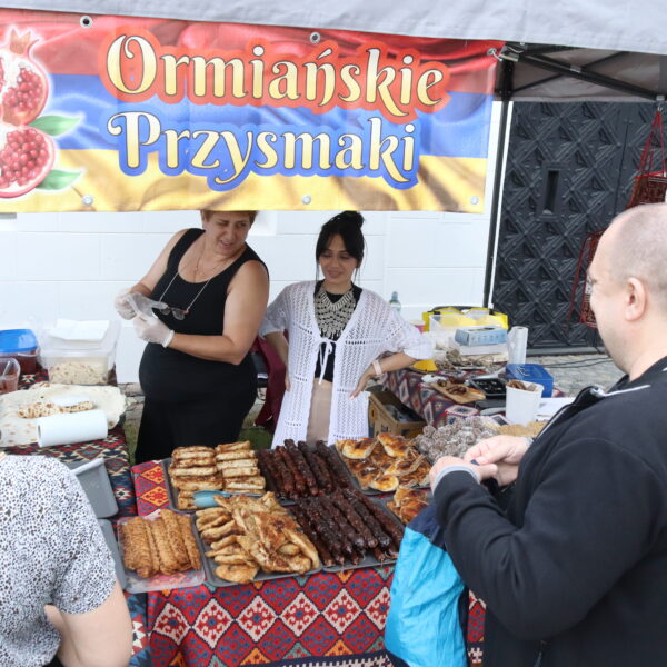Stoisko z ormiańskimi przysmakami, a przy nim dwie panie obsługujące 