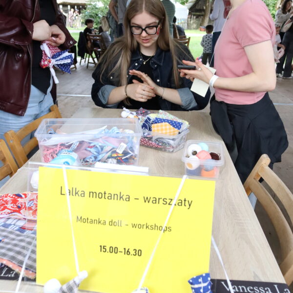 Stoisko z osobami przygotowującymi lalki-motanki 