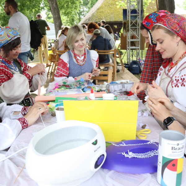 Kobiety w tradycyjnych strojach białoruskich wykonują ozdoby 