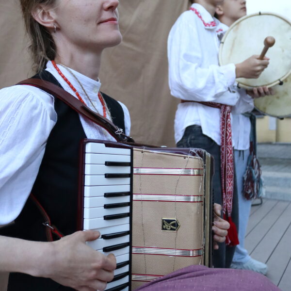 Kobieta i dwóch chłopców grają na instrumentach 