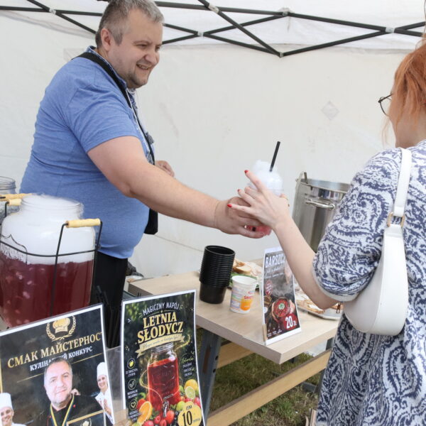 Mężczyzna wręcza napój kobiecie 