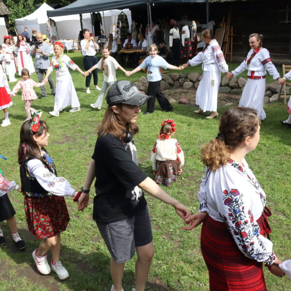 Ludzie tańczący w skansenie 