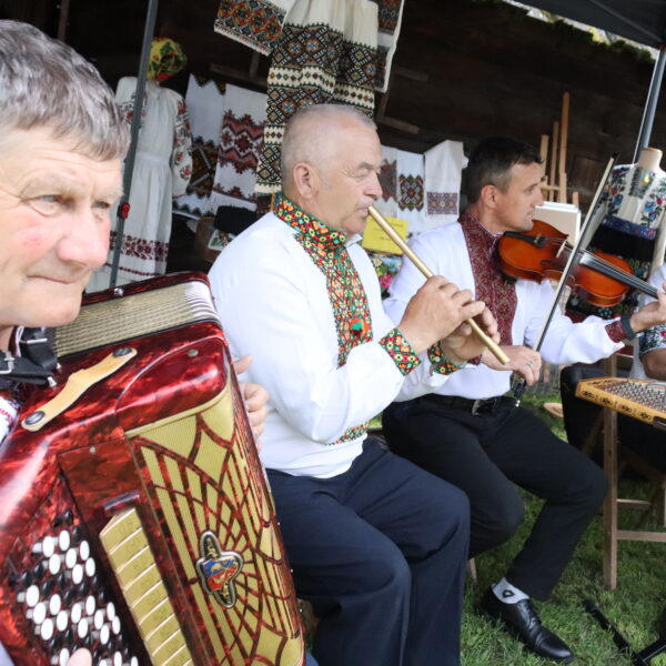 Mężczyźni grający na tradycyjnych instrumentach ukraińskich 