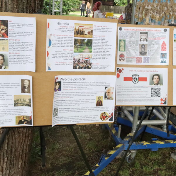 Tablice korkowe z przypiętymi kartkami z informacjami 